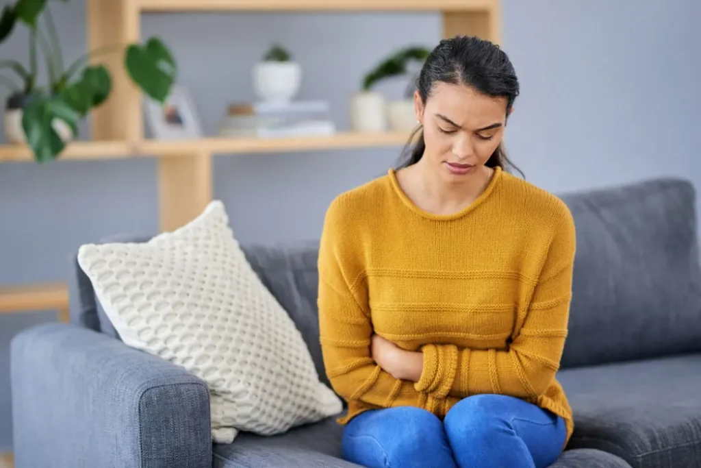 A lady having pain in her belly. 